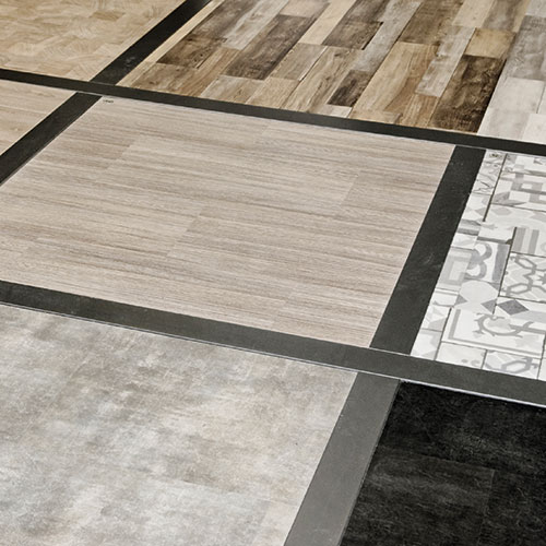 Moderne Bodenbeläge auf unseren Musterflächen in der Ausstellung für Bodenbeläge.