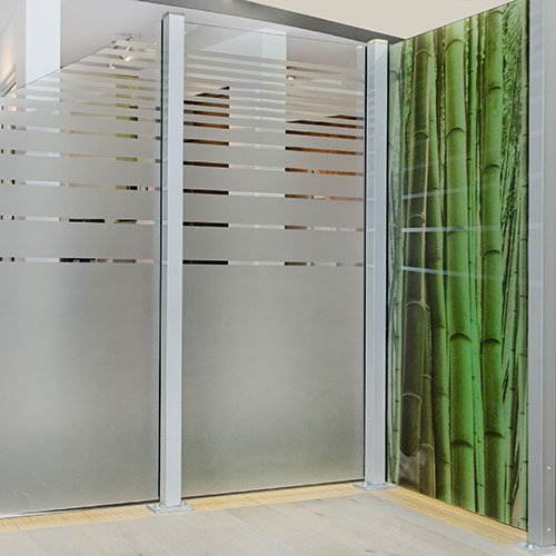 Wenn Sie einen besonderen Sichtschutz wünschen, haben wir auch Sichtschutzzäune aus Glas.