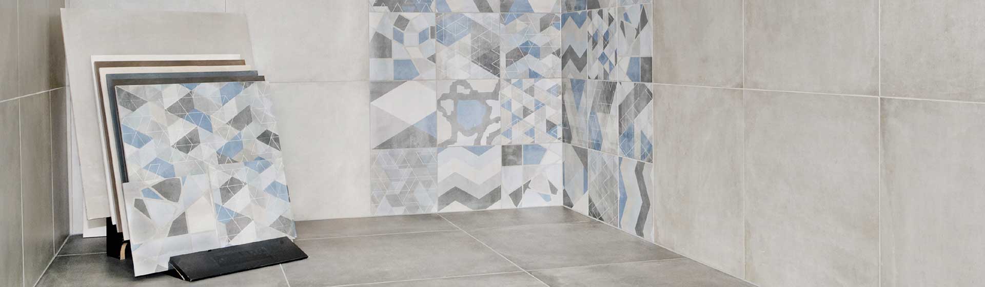 Diese Fliesenkombination besteht aus Zementfliesen und großformatigen Fliesen in Beige.