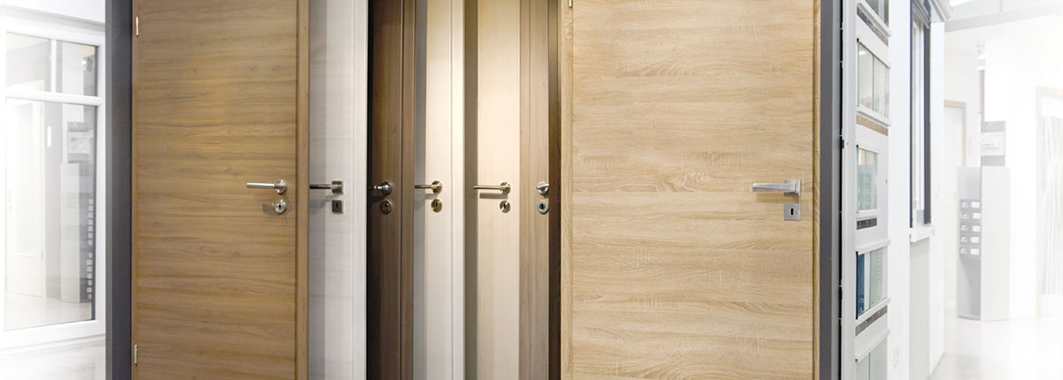 Dieses Bild zeigt eine Auswahl an Zimmertüren in Originalgröße in unserer Türenausstellung in Hildesheim.