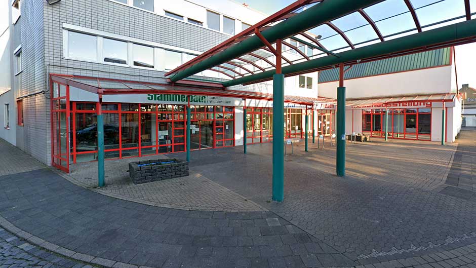 Das Gebäude der Firma Stammelbach | bau- & wohnwelten an der Marheinekestraße 21 in Hildesheim dient als Firmensitz und bietet Platz für eine große Fliesenausstellung.